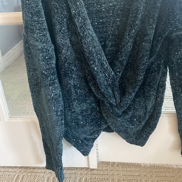 Green sweater with twist open back - Picture 3 of 3